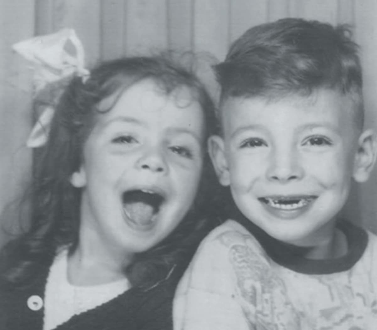 Bruce Springsteen siskonsa kanssa lapsena.