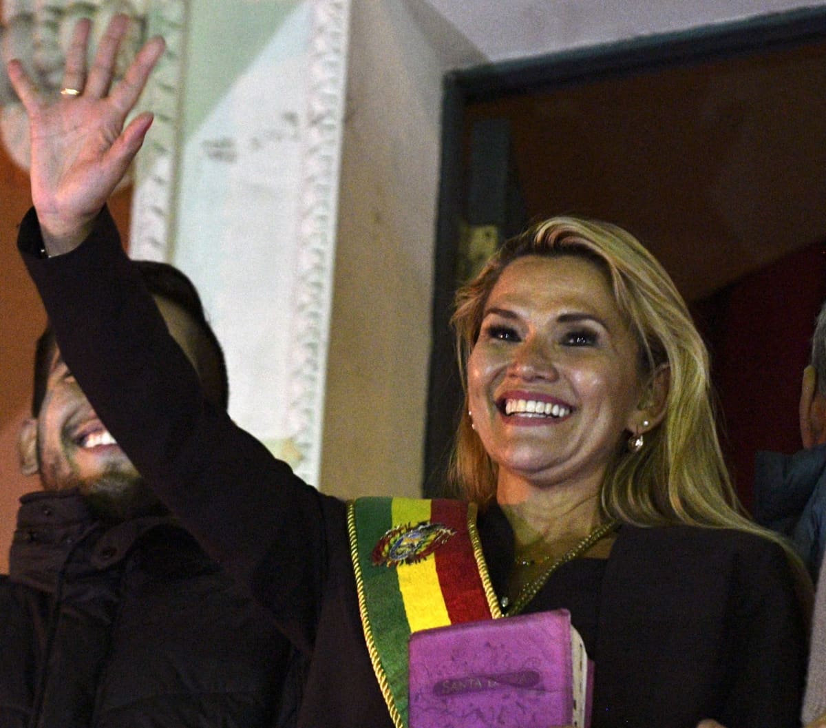 Bolivian presidentiksi julistautunut Jeanine Anez vilkutteli yleisölle Palacio Quemadon, Bolivian presidentin linnan parvekkeelta julistautumisen jälkeen.