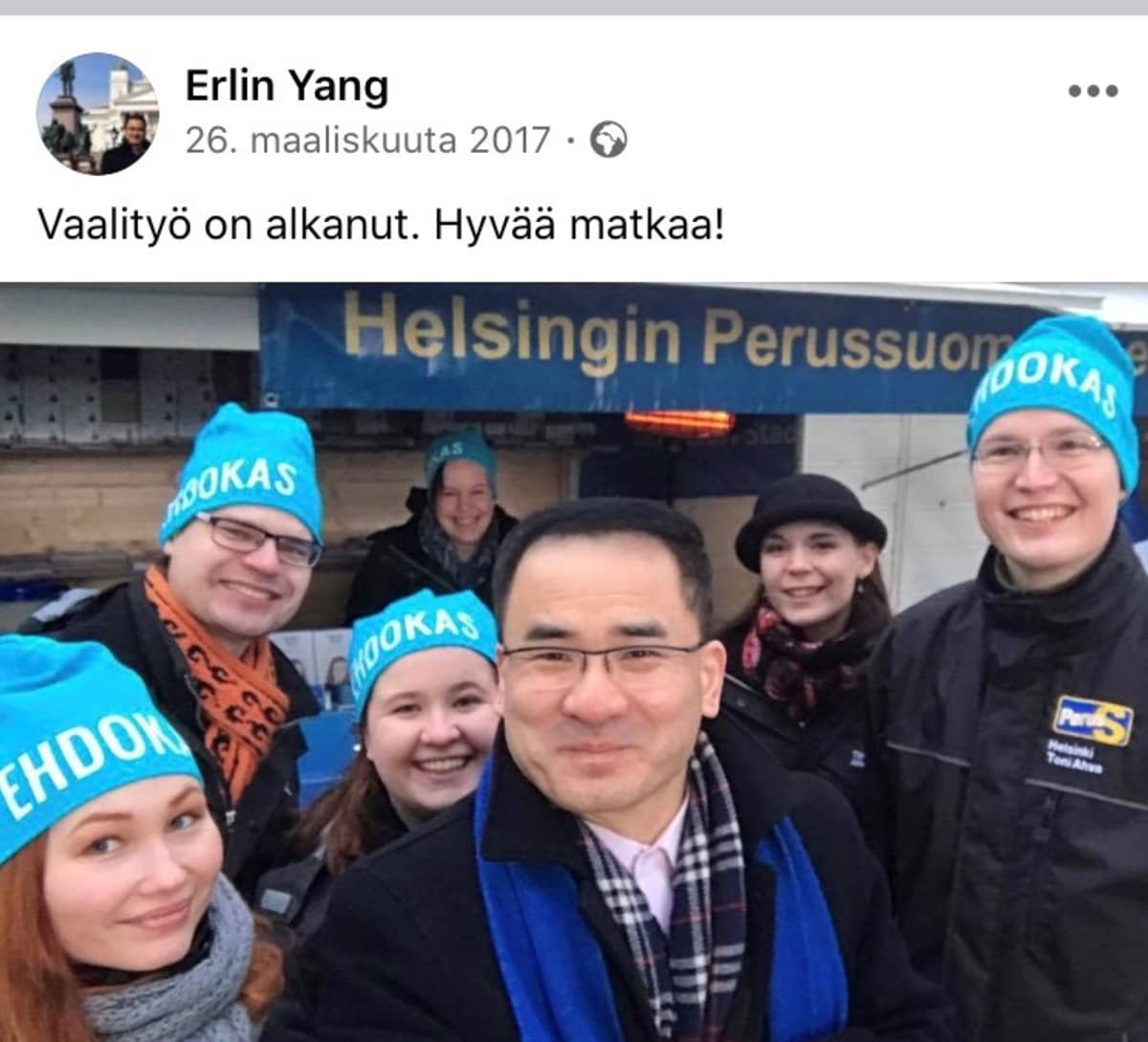 Erlin Yang perussuomalaisten vaalikojulla maaliskuussa 2017.