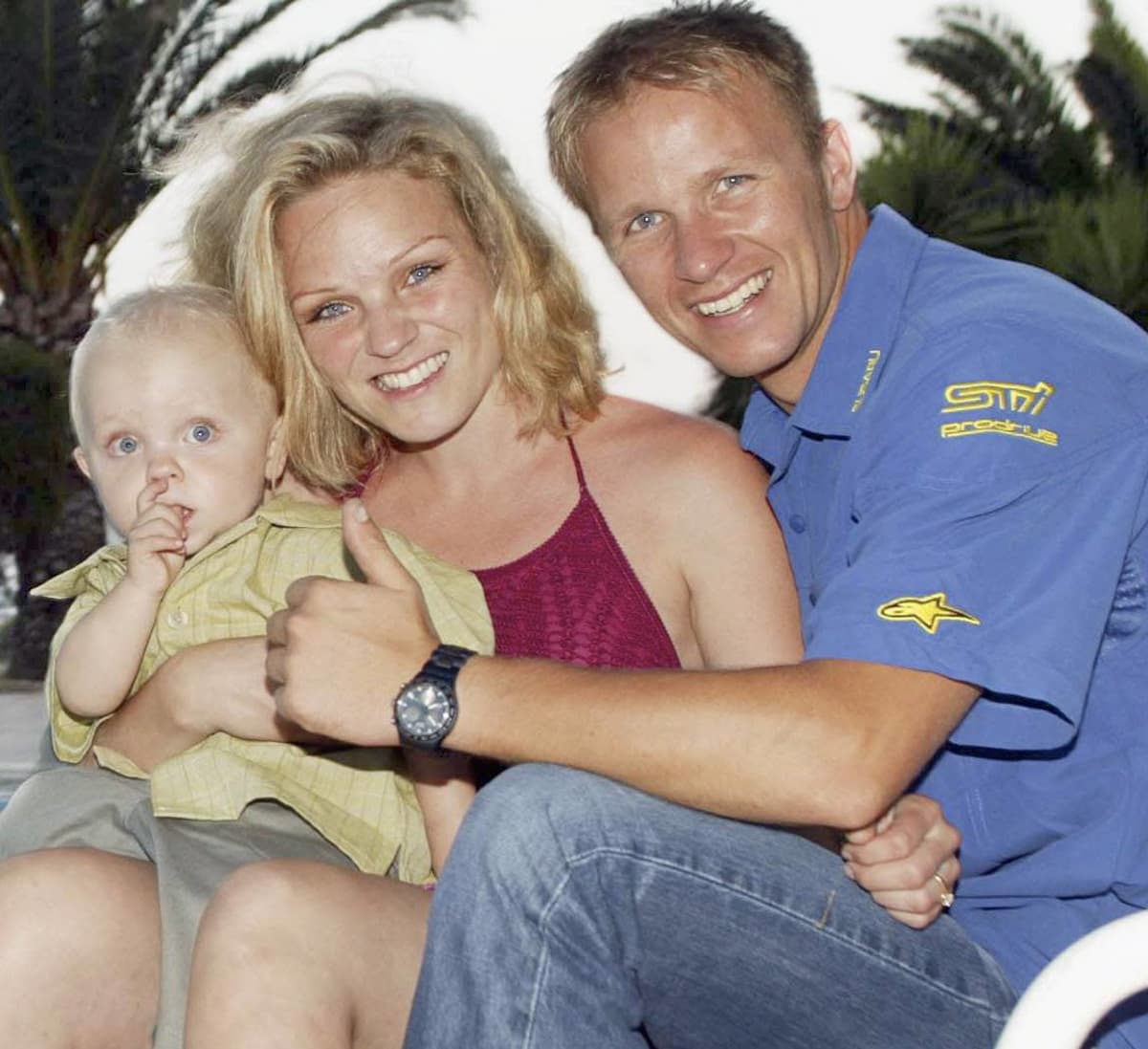 Rallin maailmanmestari Petter Solberg vaimonsa Pernillan ja poikansa Oliverin kanssa yhteiskuvassa vuonna 2003.