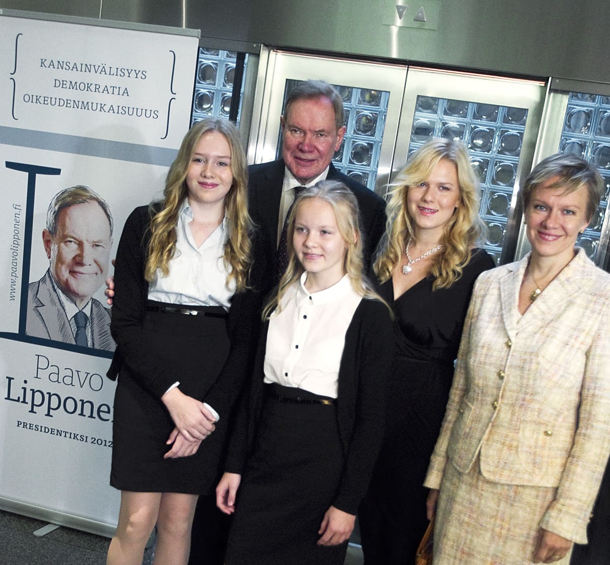 Paavo Lipponen perheensä kanssa presidentinvaalien kampanjatilaisuudessa