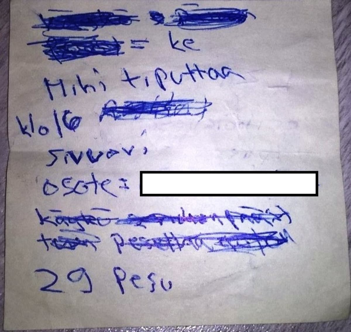Poliisin löytämä paperilappu, josta selvisi huumeiden välitykseen liittyviä tietoja.