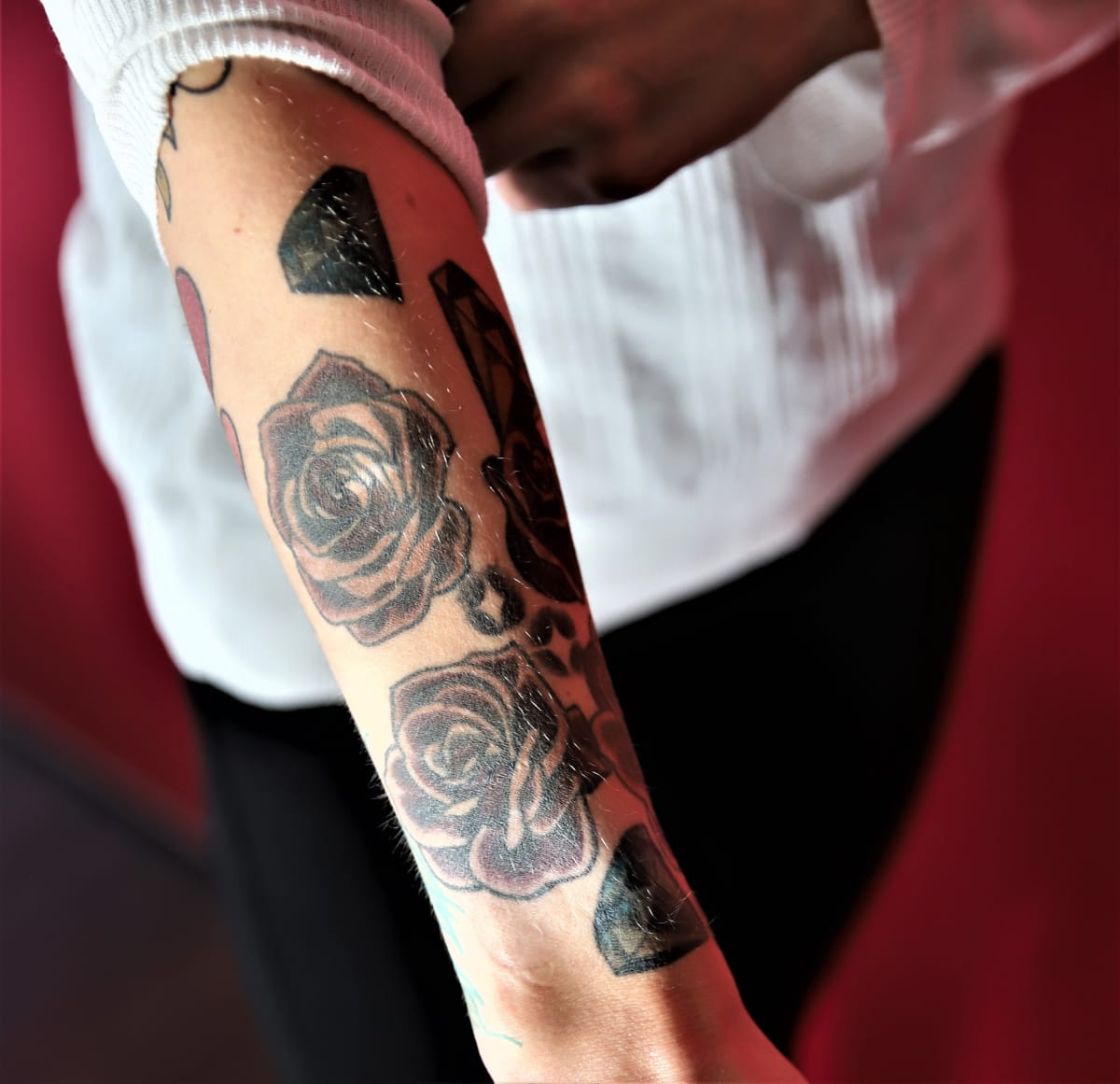 Hanna Ranta tatuoi käteensä ruusuja arpia peittääkseen.