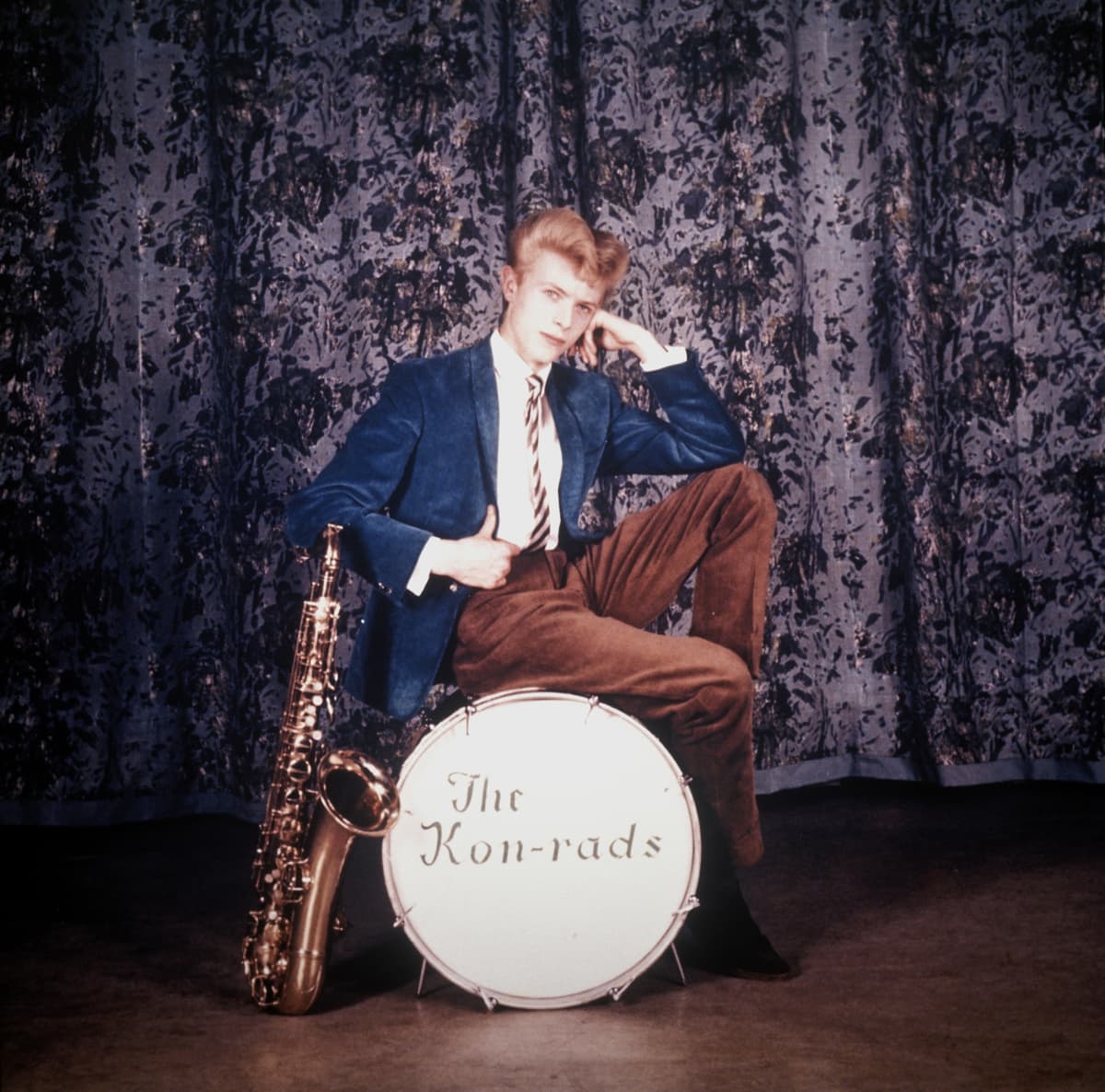 David Bowie The Konrads-yhtyeen saksofonistina noin vuonna 1962.