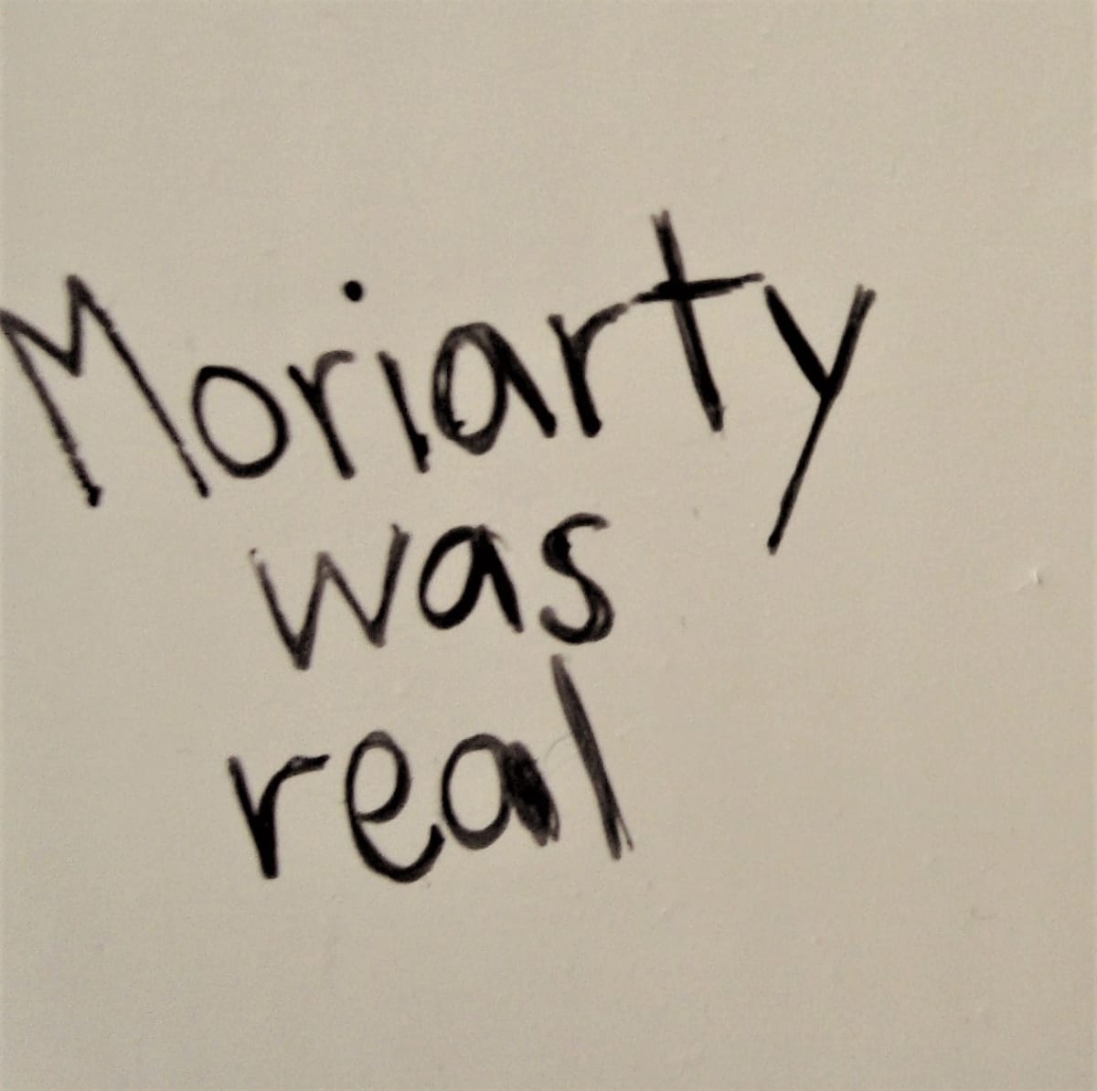 Yliopiston WC:n seinällä lukee: Moriarty was real 