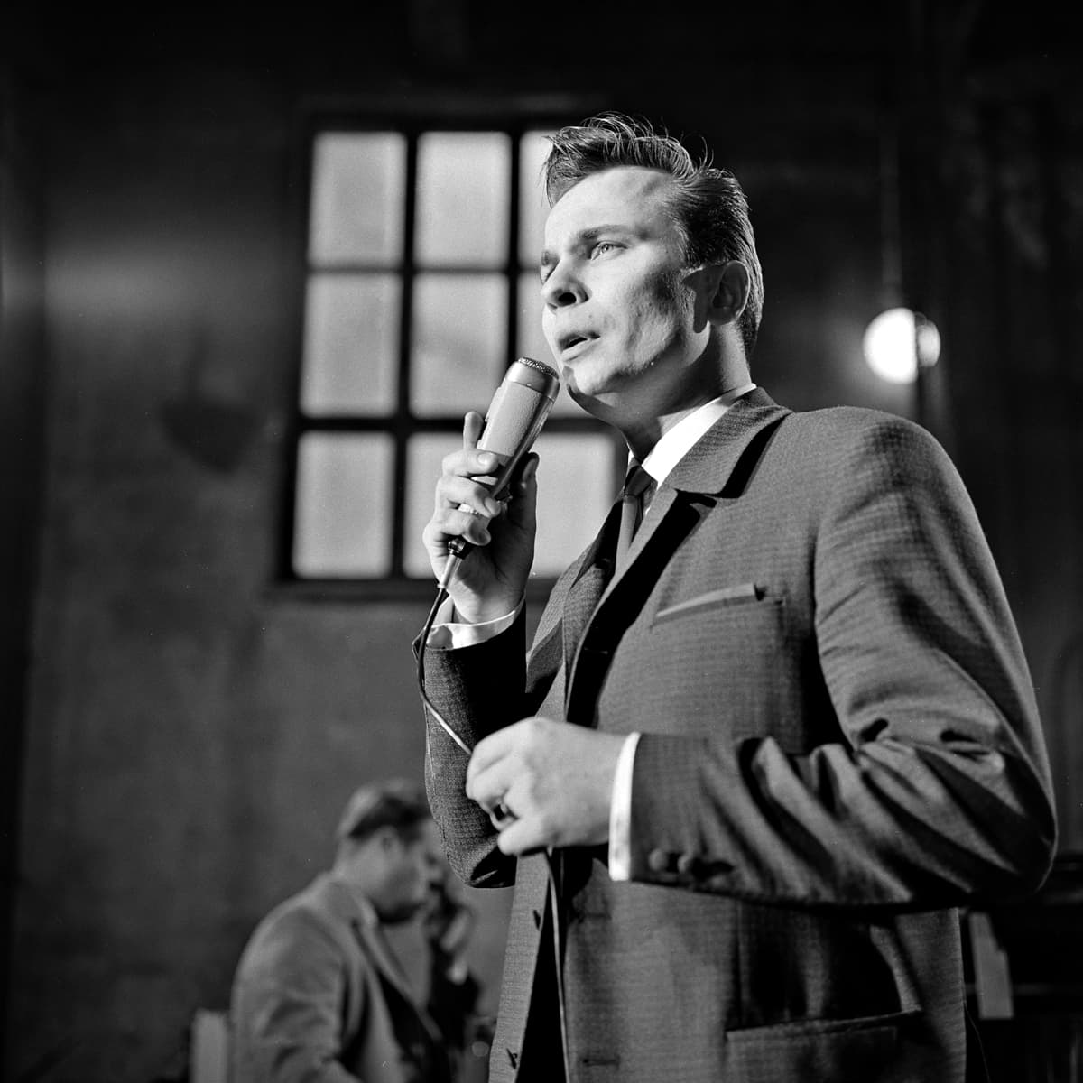 Reijo Taipale esiintymässä Esko Linnavallin säestämänä sisustuslevytehtaassa Kuopiossa 1960-luvun puolivälissä.