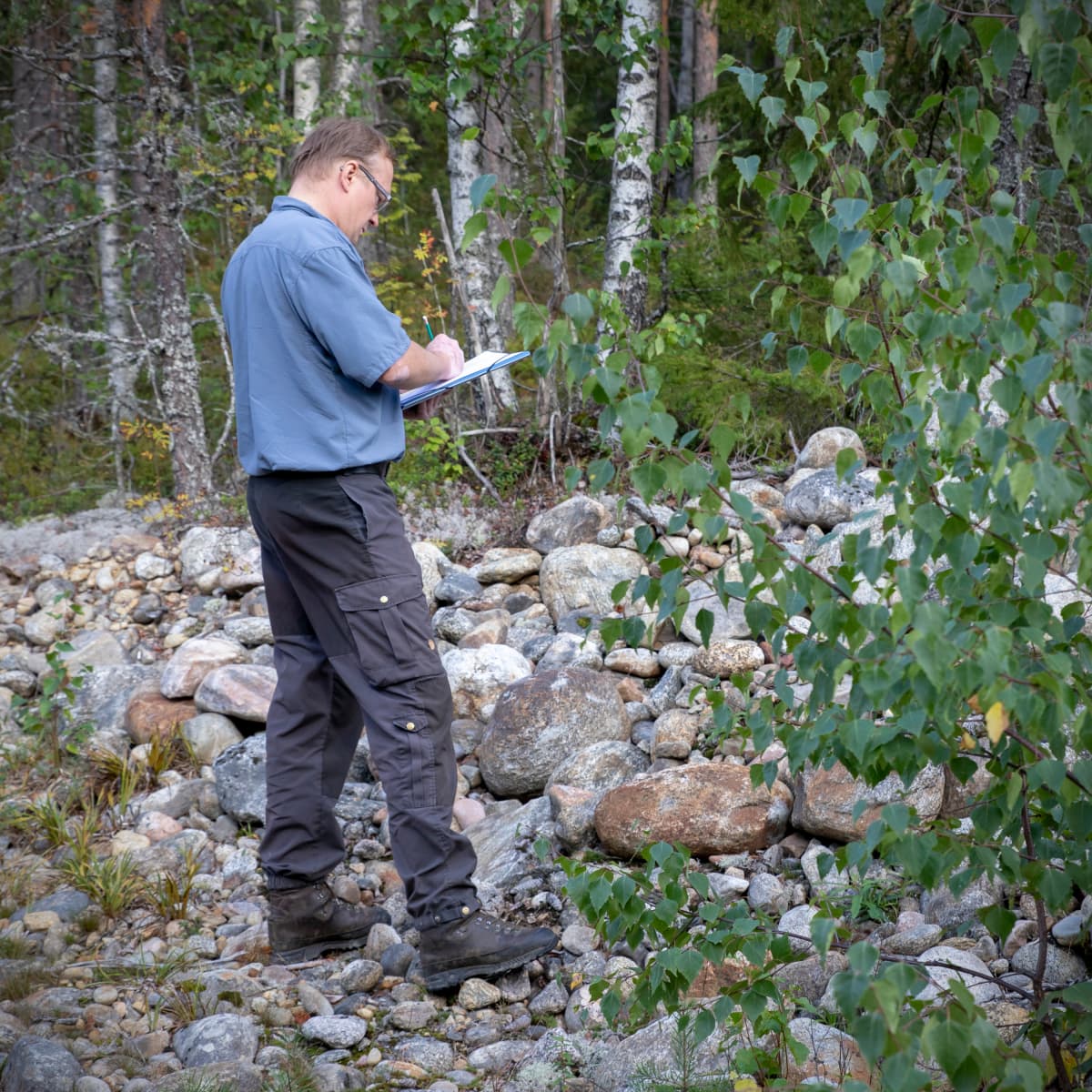 GTK:n erikoistutkija Niko Putkinen tekemässä muistiinpanoja Kurikan Lehtivuorella. Muun muassa täältä veden oletetaan laskeutuvan syväpohjavesiesiintymään saakka.