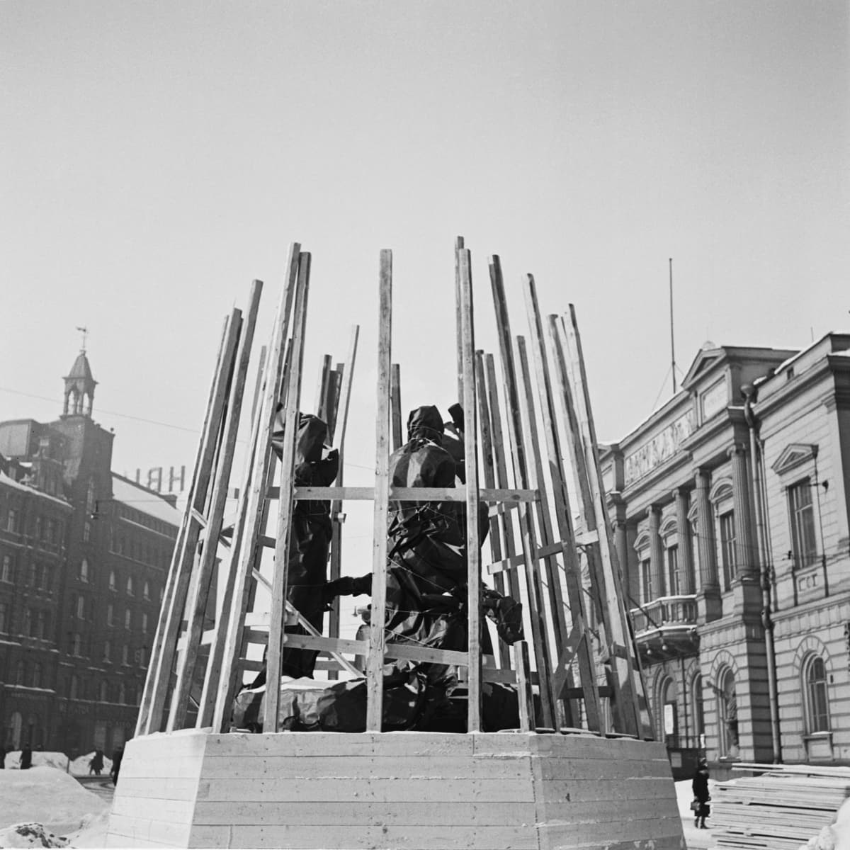 Julkisia taideteoksia haluttiin pelastaa sodan jaloista ja evakuoida turvaan pommituksilta. Kolmen sepän patsas Helsingin keskustasta pakattiin ja haudattiin Tikkurilassa soranottokuoppaan. Patsas palasi paikoilleen vuotta myöhemmin.