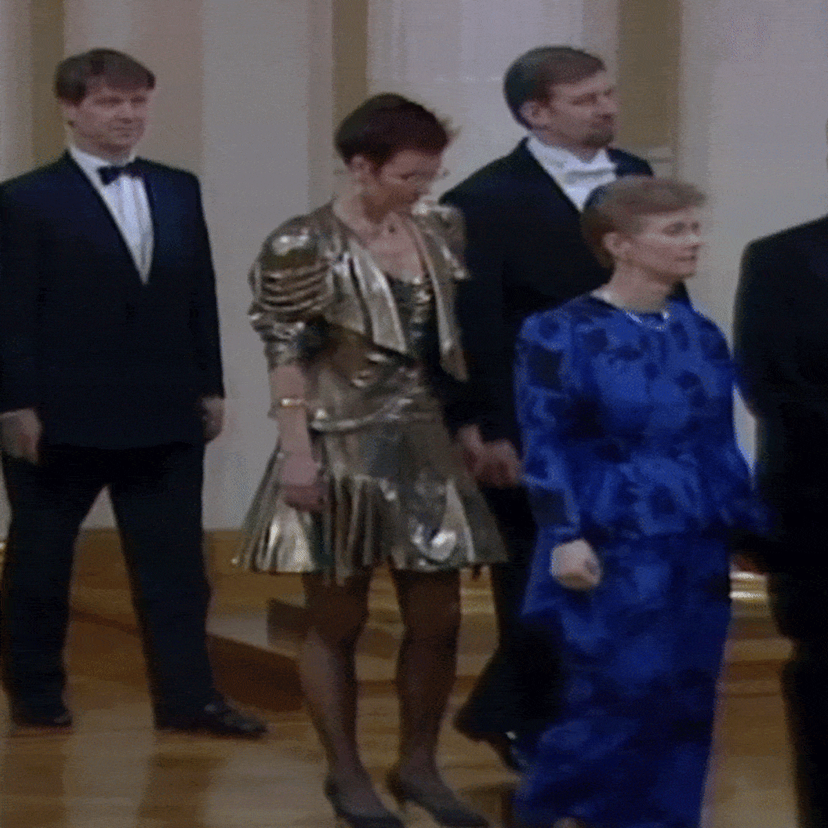 Kansanedustaja Hannele Luukkainen rikkoi etikettiä edustamalla lyhyessä mekossa vuonna 1991.