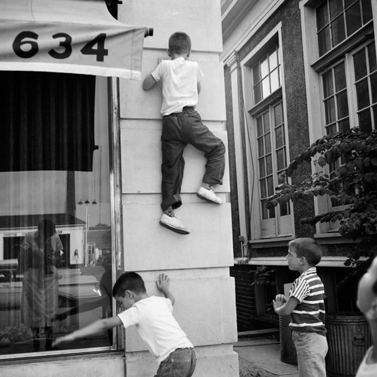  Vivian Maierin kuva kiipeävästä pojasta