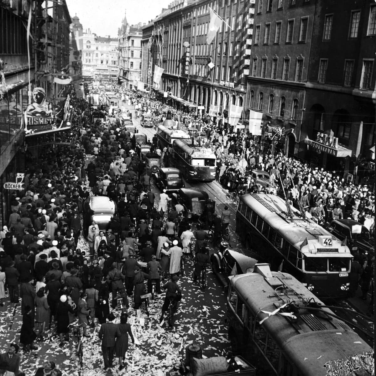 Kungsgatanilla juhlitaan 1945