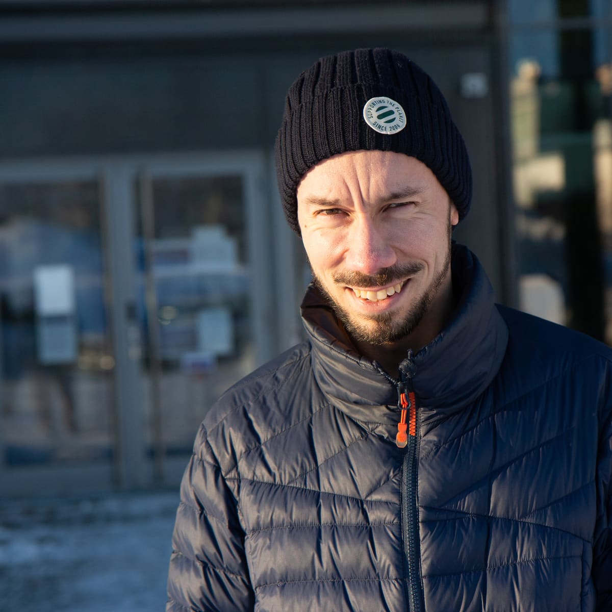 Tampereen yliopistollisen sairaalan geriatrian professori, ylilääkäri Esa Jämsen hymyilee henkilökuvassa.