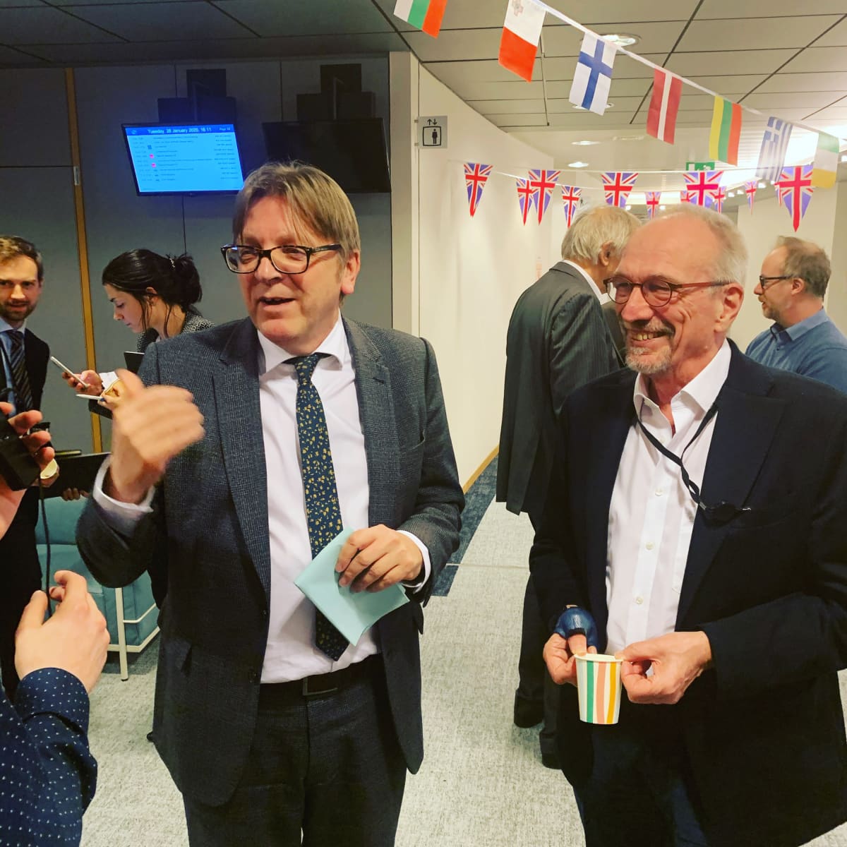 Guy Verhofstadt ja Nils Torvalds parlamentin käytävällä kahvitauolla alkuvuonna 2020.