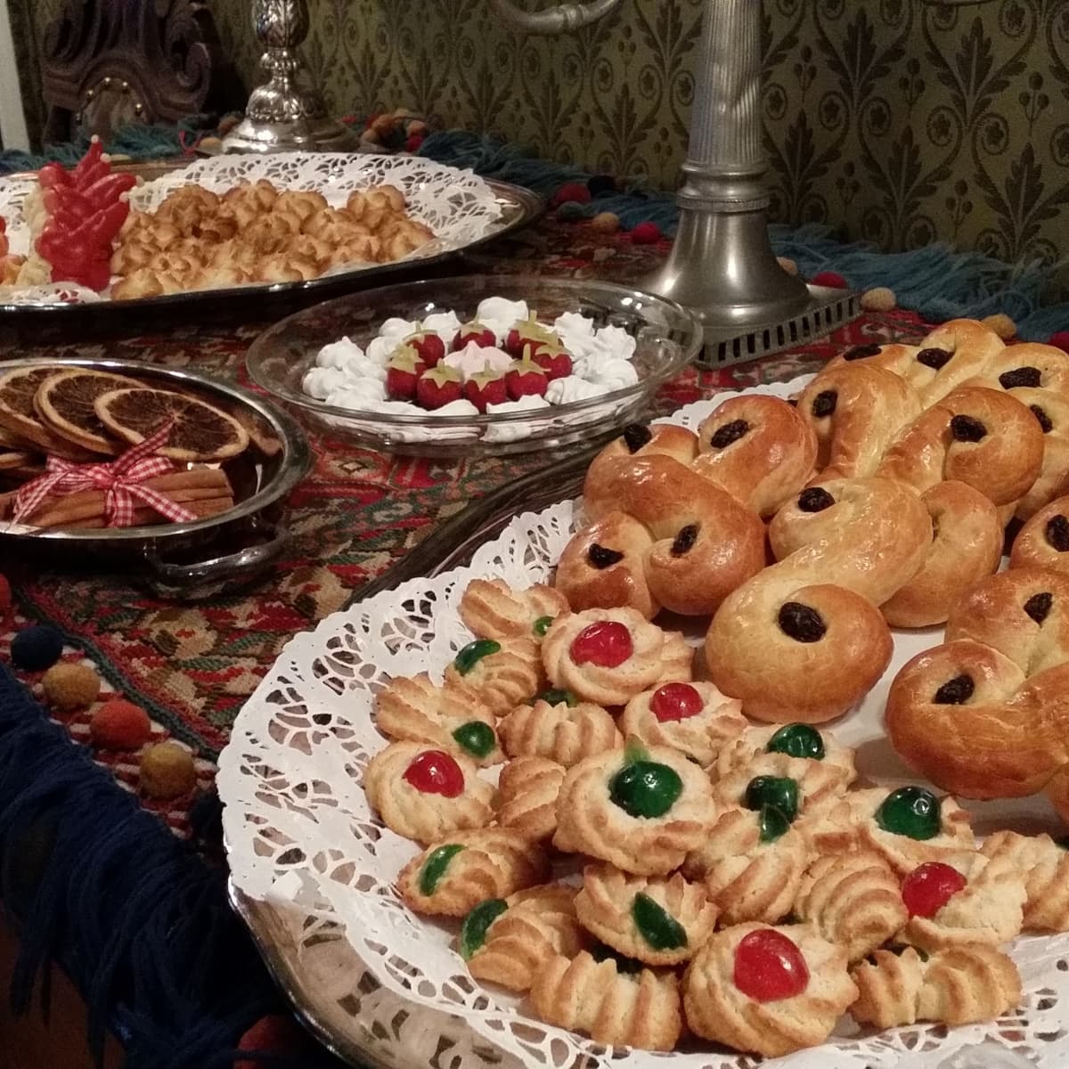 Joulupöydän leivonnaisia