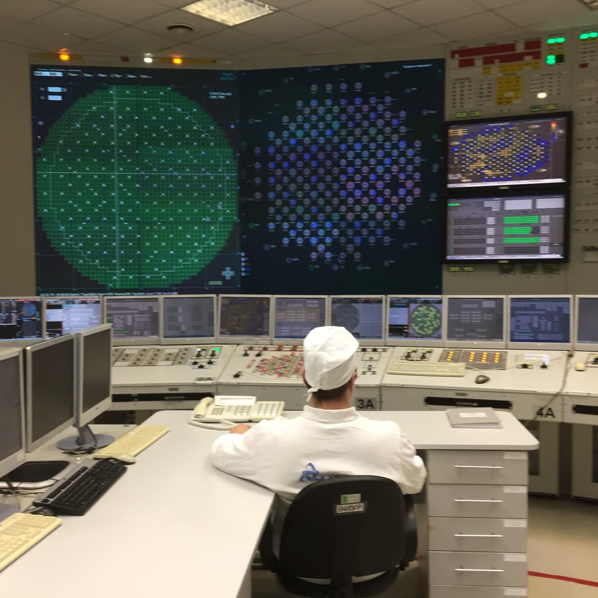 LAES1:n ykkösreaktorin ohjaamon ydinpolttoainenippuja kuvaava suuri monitori on vaikuttavan näköinen.