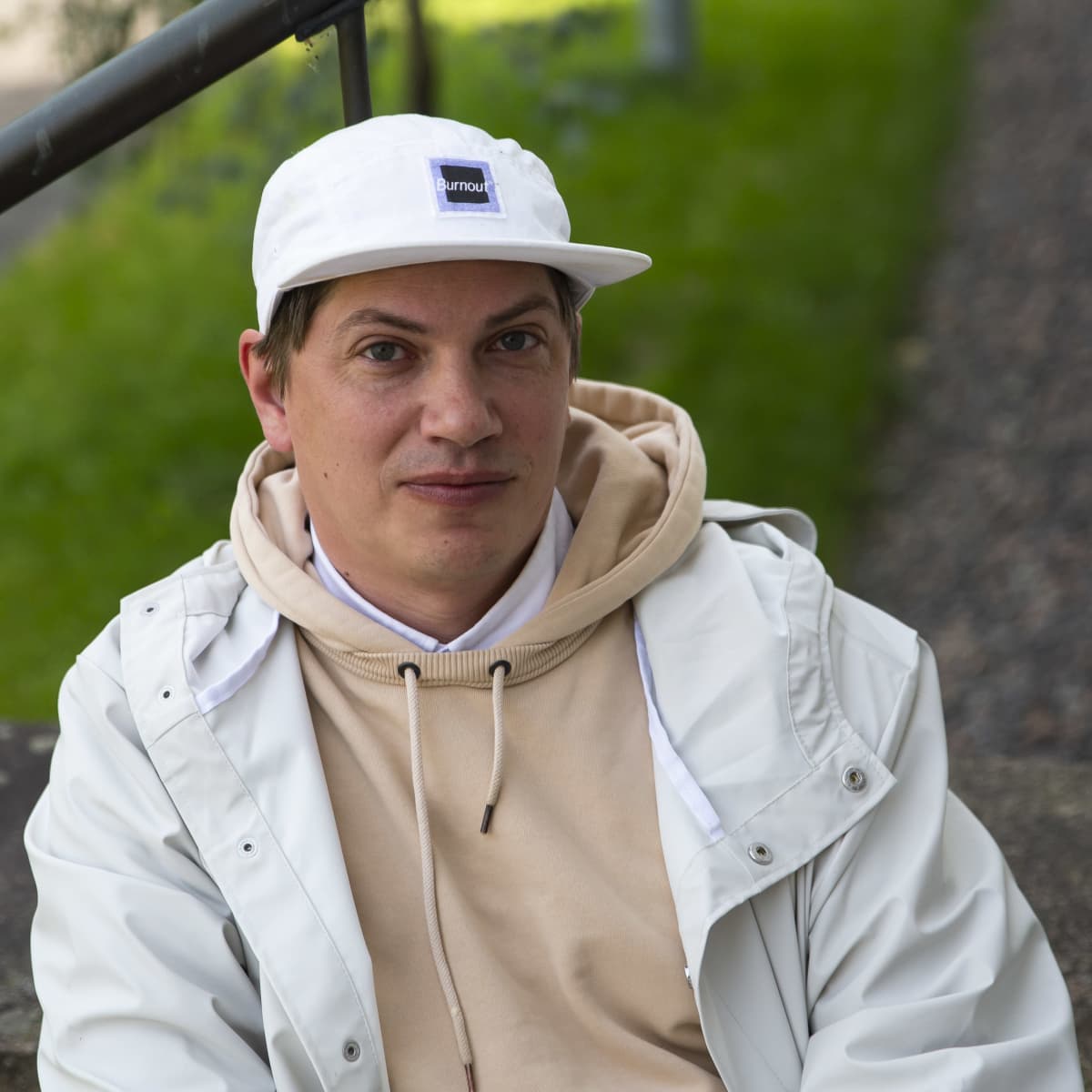 Antti Nopsajalka Hakala istuu rappusilla
