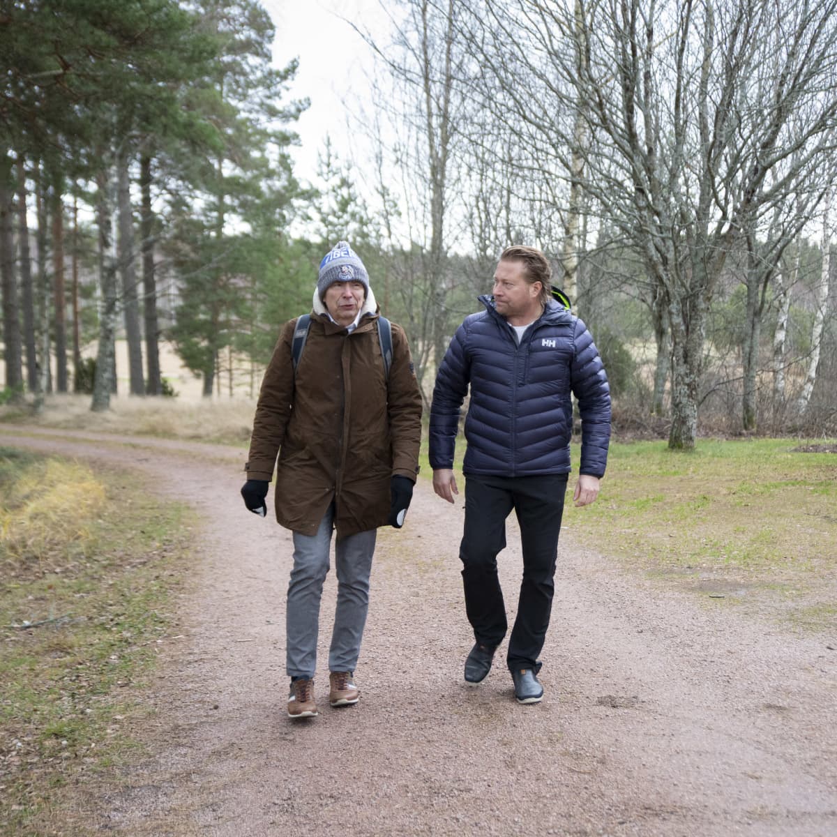 Jyrki Välimäki ja Veli-Pekka Virtanen kävelevät hiekkatietä