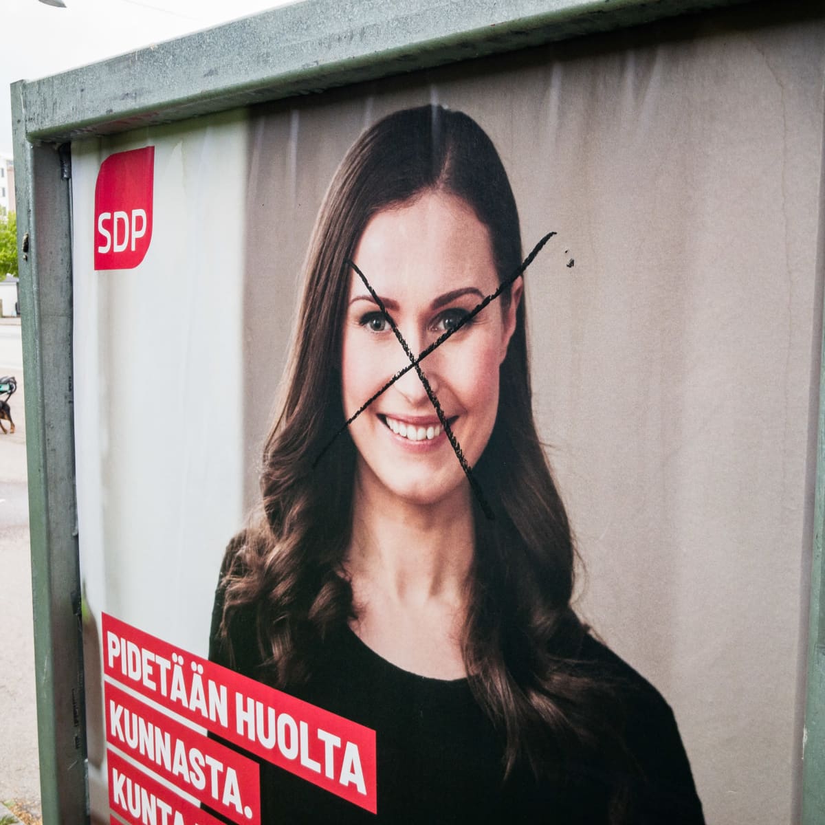 Sanna Marinin töhritty vaalimainos Tampereen Tammelassa. 