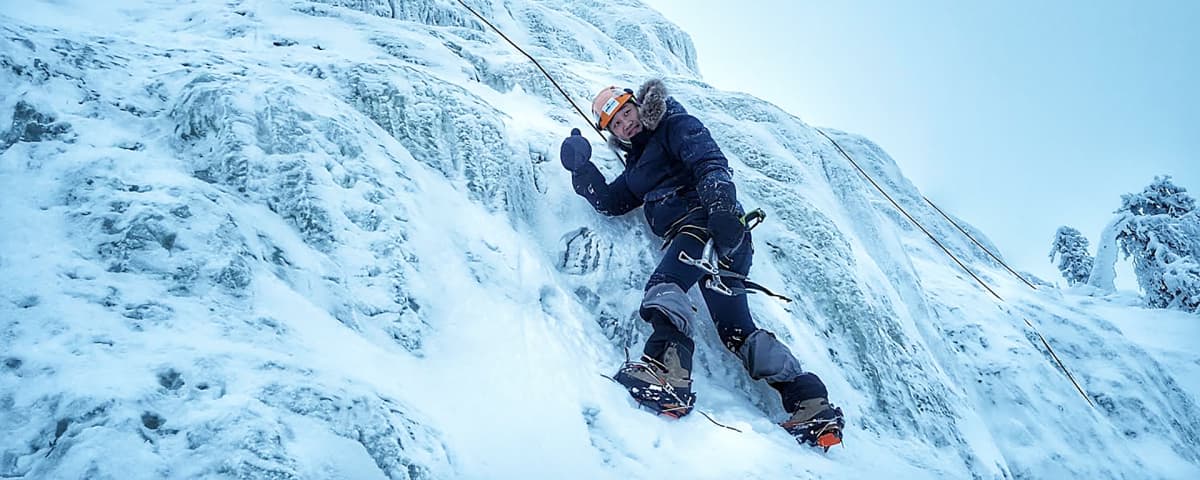 Etelä-korealainen bloggari Suho Lee Rukan jääkiipeilyssä.