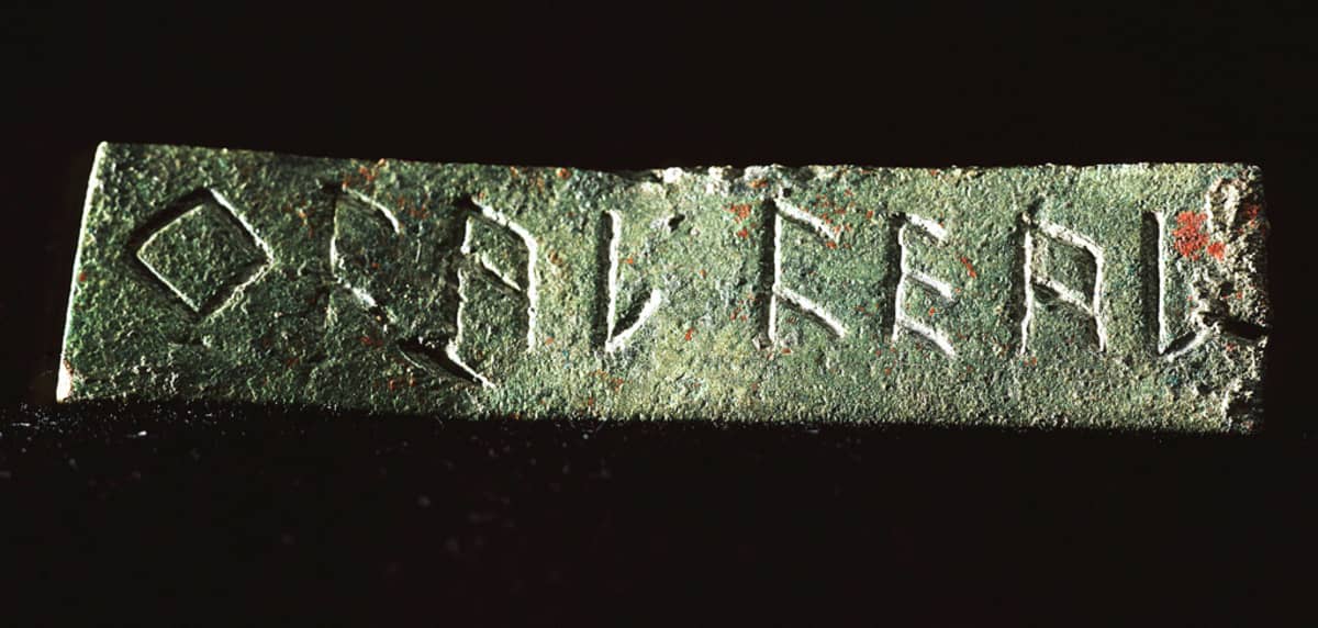 Kapea kivilaatta, jossa on kahdeksan kirjainta. 