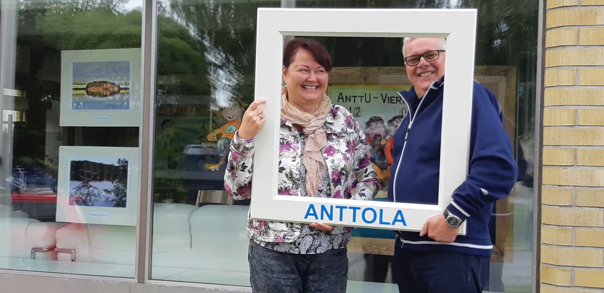 Anttolan kylätalon emäntä Taina Korhonen ja Anttolan asukasyhdistyksen puheenjohtaja Jarmo Vuorinen.