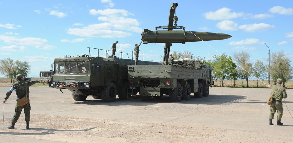 Venäläiset sotilaat lastaavat Iskander-M-ohjusta kuljetusalustalle Astrahanin alueella Etelä-Venäjällä toukokuussa 2015.