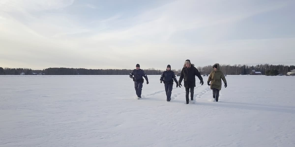 Sorjonen, Lena Jaakkola ja kaksi poliisia kävelevät lumisella aukealla kohti kameraa.