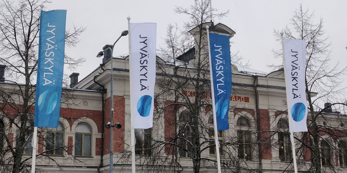 Jyväskylän kaupungintalo eli kunnallistalo ja Jyväskylä-viirejä talon edessä.