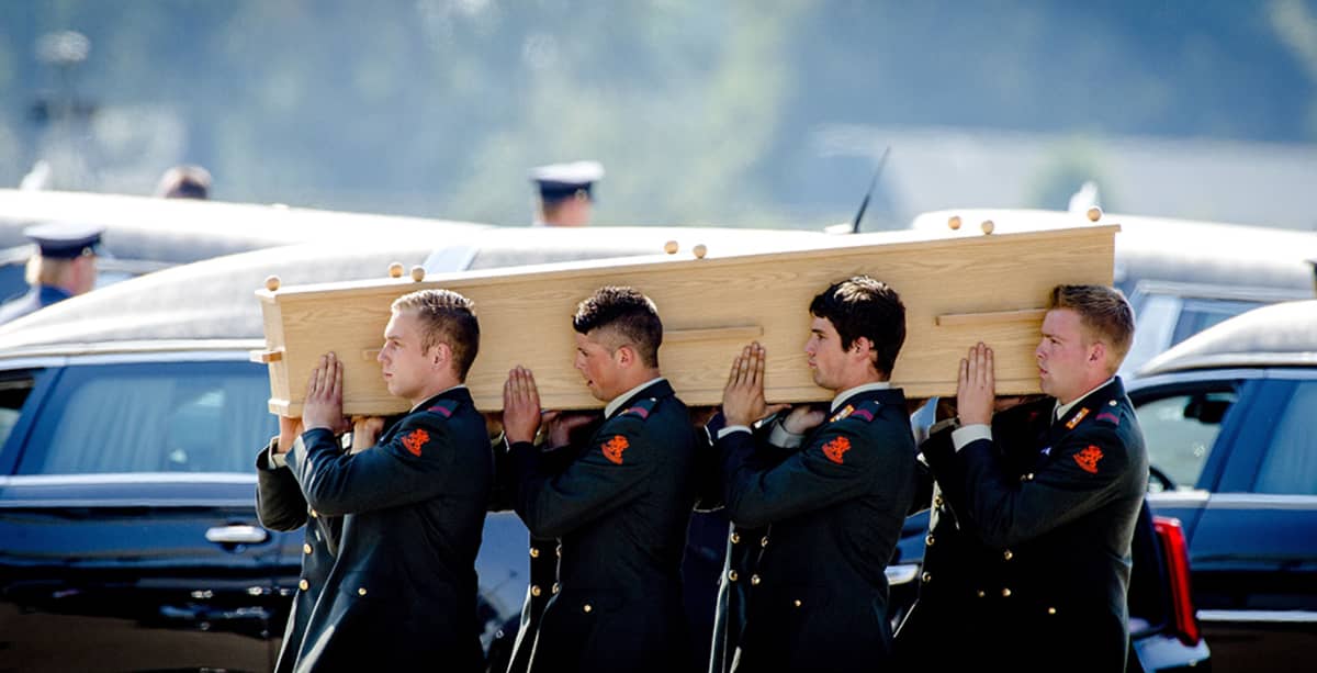 Hollantilaissotilaat kantoivat MH17-turmakoneen uhrin arkkua Eindhovenissa järjestetyssä muistotilaisuudessa 23. heinäkuuta 2014. 