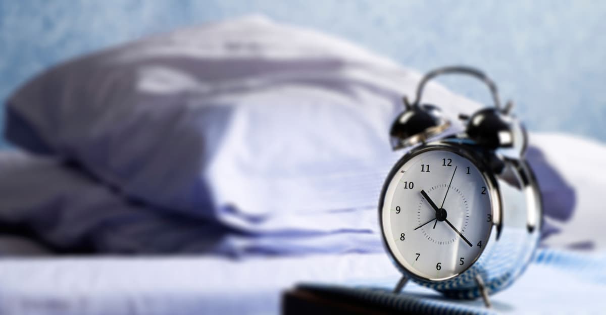 Herätyskello sängyn vieressä.