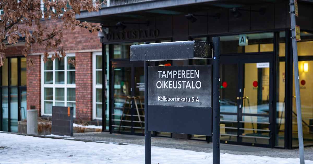 Sähköpyöräilijä kaahasi hurjalla nopeudella vastaantulijoiden kaistalla ja päin punaisia Tampereella – sai tuomion