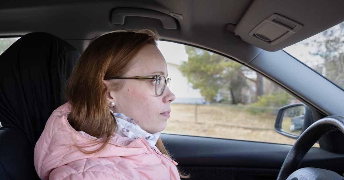 Ritva Kotisaari istuu neljä tuntia autossa hoitokäynnin takia – Kela-kyytien määrä kasvaa koko ajan
