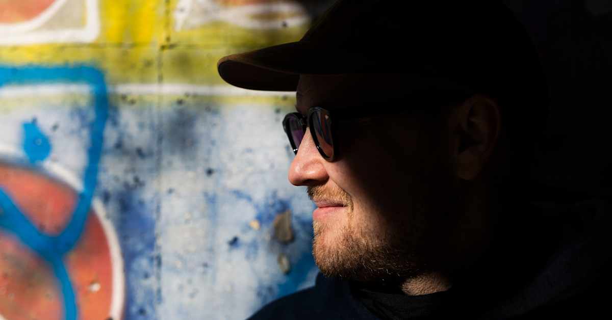 ”Elä nyt kun sulla se elämä on” – kaverin kuolema opetti räppäri Stepan elämään