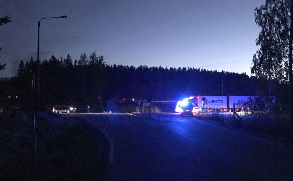 Nainen ajoi autoa, kun yhtäkkiä takaa lähti ohittamaan epäiltyjen poliisiampujien auto – silminnäkijät kertovat harvinaisesta operaatiosta