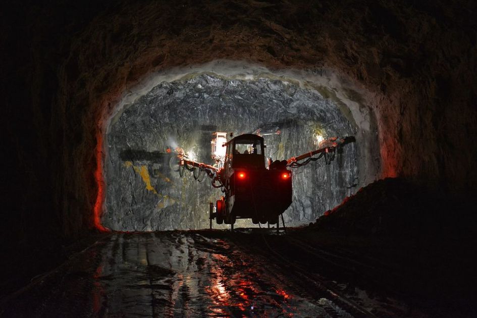 Iso musta tissi Teens