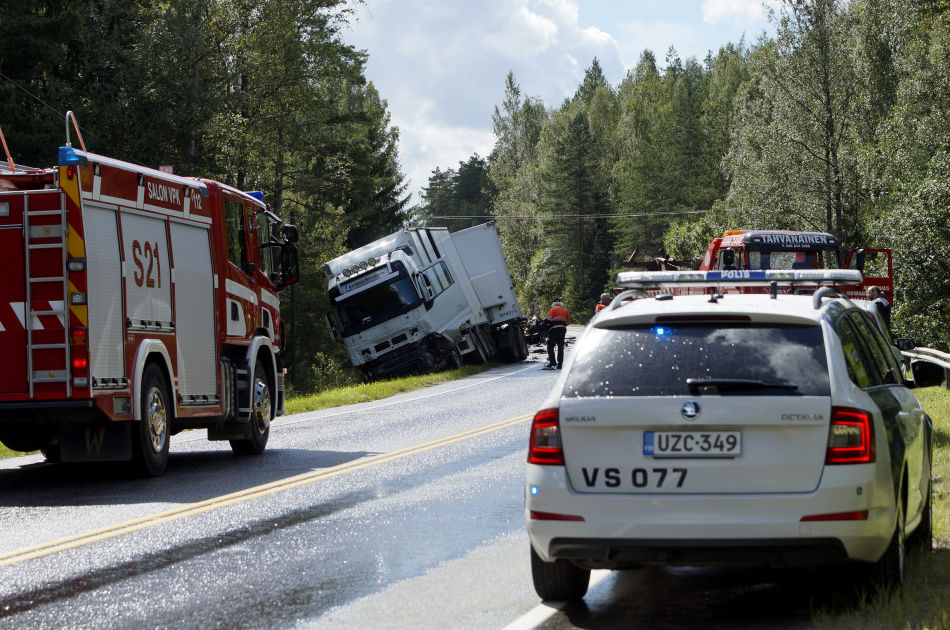 Rekan Ja Henkilöauton Nokkakolari Vaati Kuolonuhrin Salossa | Yle ...