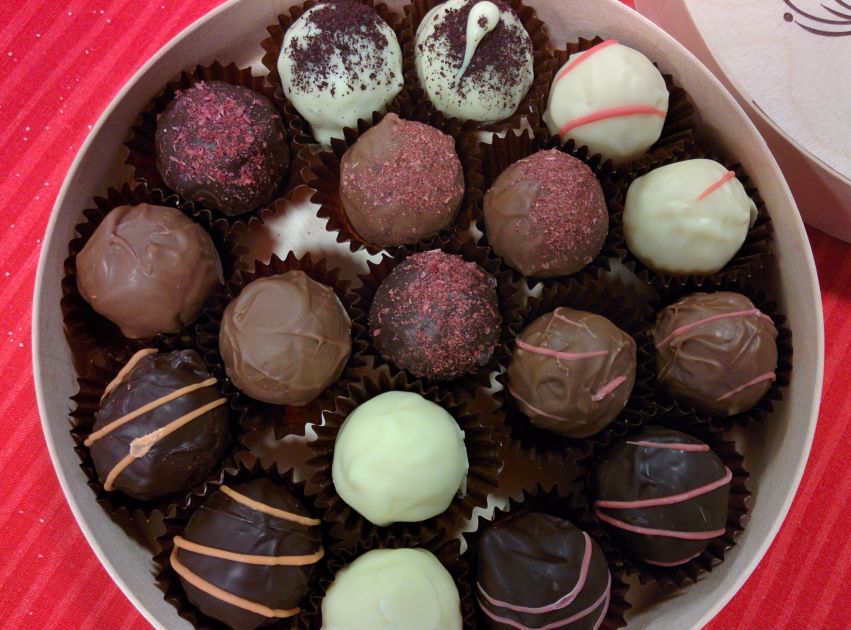 Suklaata ei tulevaisuudessa ehkä riitä jokaiseen joulupöytään – tässä 5 ainetta, joilla suklaan voisi korvata