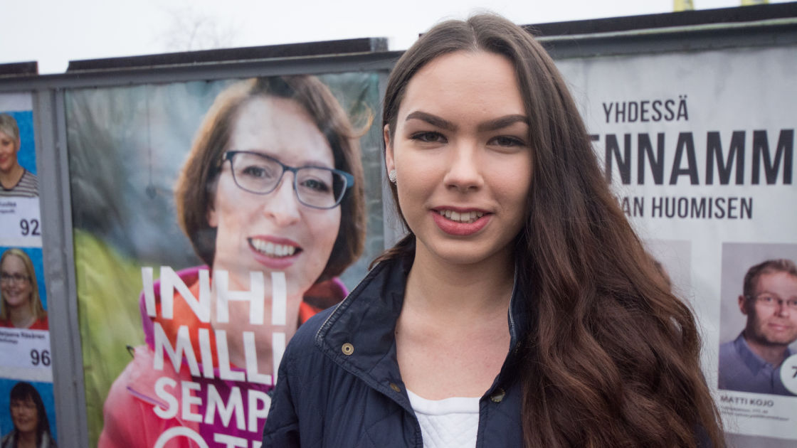 Tubettaja, lukiolainen ja tuore valtuutettu: Noora Knapp ei tahdo jäädä poliitikkoäitinsä varjoon