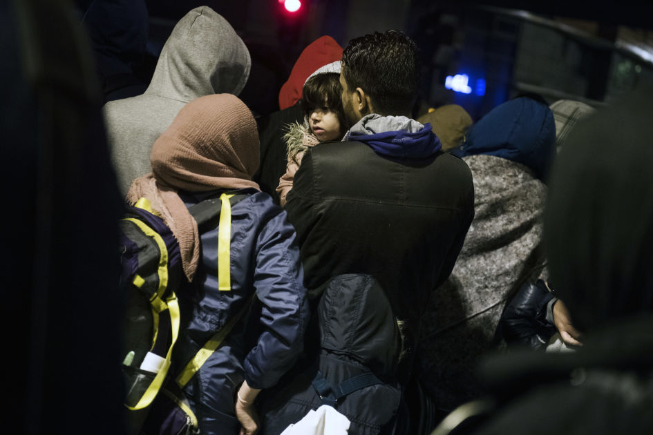 Yli 1 600 kehätien alla majaillutta siirtolaista häädettiin Pariisissa hallituksen kovennettua maahanmuuttolinjaansa