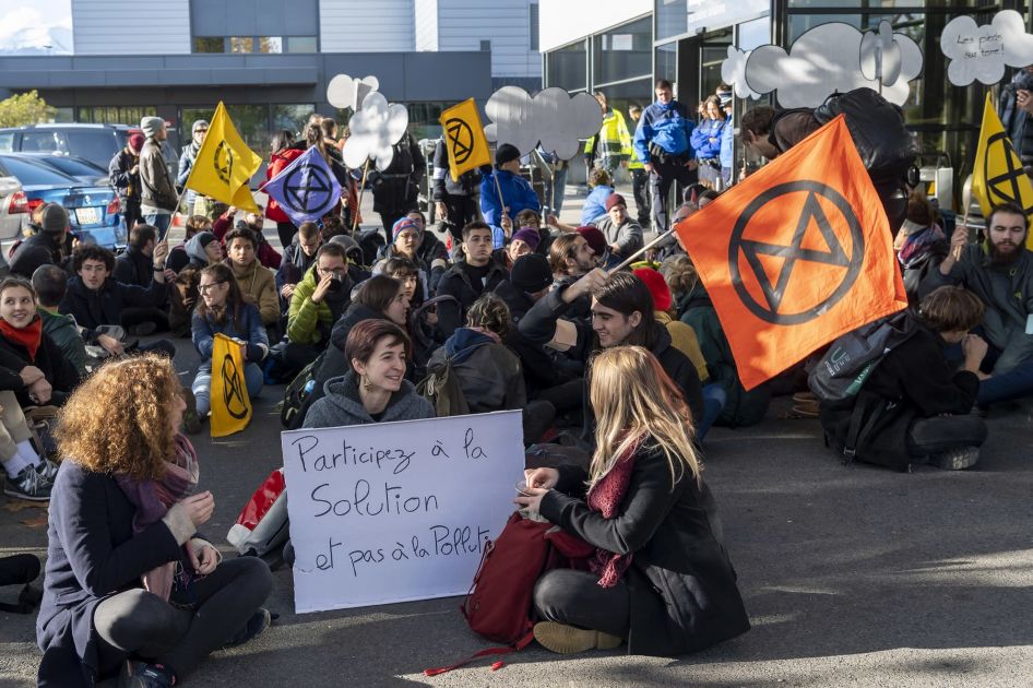 Ilmastoaktivistit tukkivat yksityiskoneiden terminaalin Genevessä – ”Täysin absurdi matkustamistapa keskellä ilmastokriisiä”