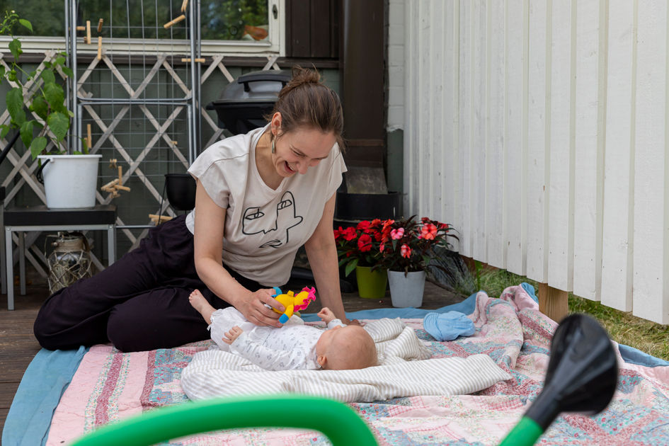 "Alkoi tuntua, että kyllä tähän yksi vauva mahtuisi", sanoo tuore äiti – syntyvyys laski Suomessa kymmenen vuotta, mutta nyt sen nousu kiihtyy | Yle Uutiset - Vimarsana News