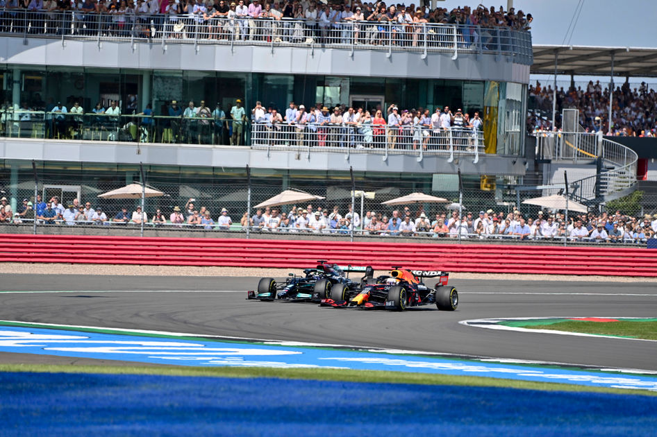 Lewis Hamilton sai kovaa ryöpytystä Red Bull -leiristä: "Se oli likainen temppu – hänen takiaan Max oli 51 g:n törmäysvoiman onnettomuudessa" - Vimarsana News