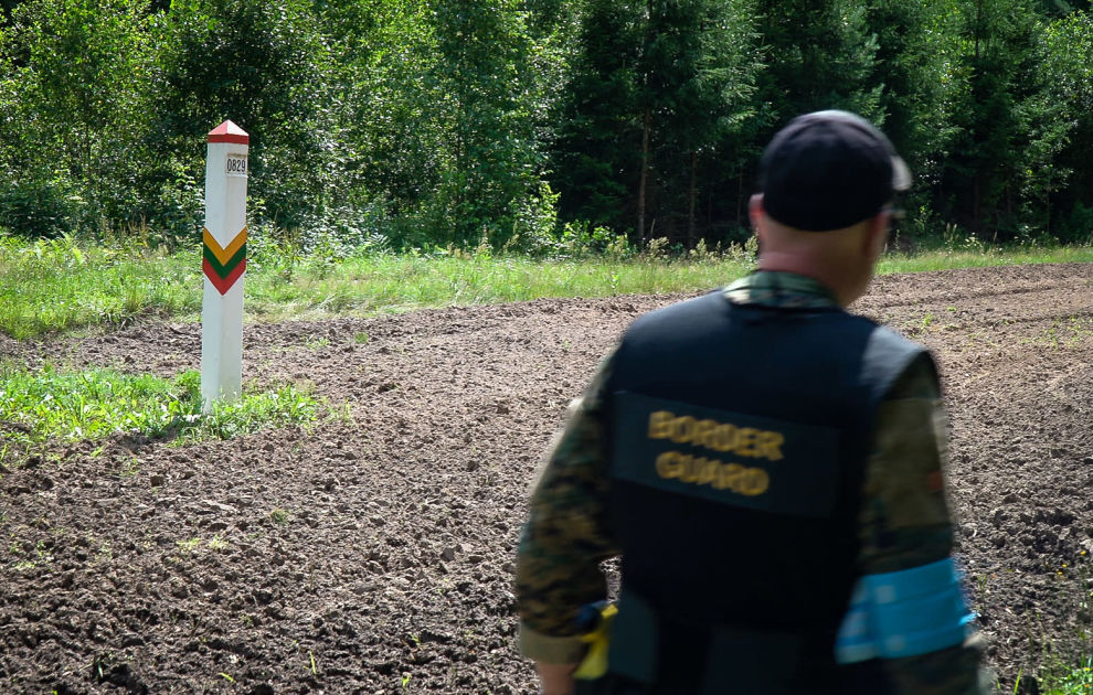 Suomalaiset rajavartijat etsivät jalanjälkiä hiekasta Liettuan ja Valko-Venäjän välisellä rajalla – Frontex tarjoaa valvonta-apua EU:n ulkorajalla - Vimarsana News