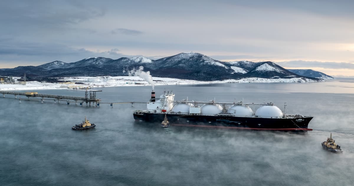 Kuva kaasutankkerista talvisessa satamassa 2. joulukuuta.