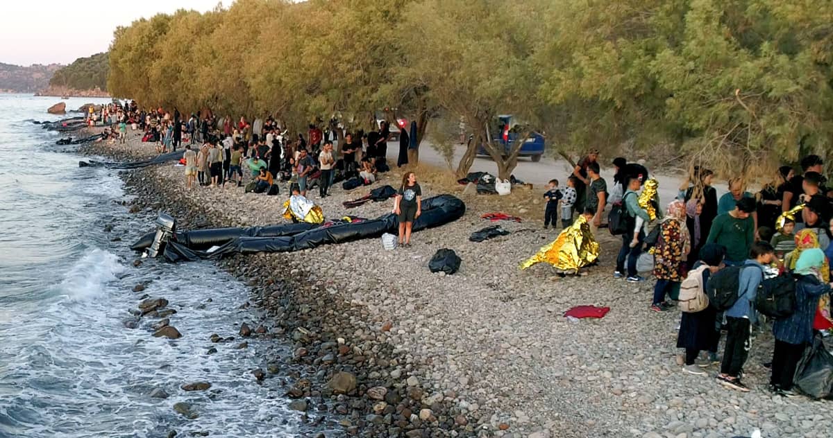 Kuva Lesboksen rannasta, jonne pakolaisia on saapunut kumiveneillä.