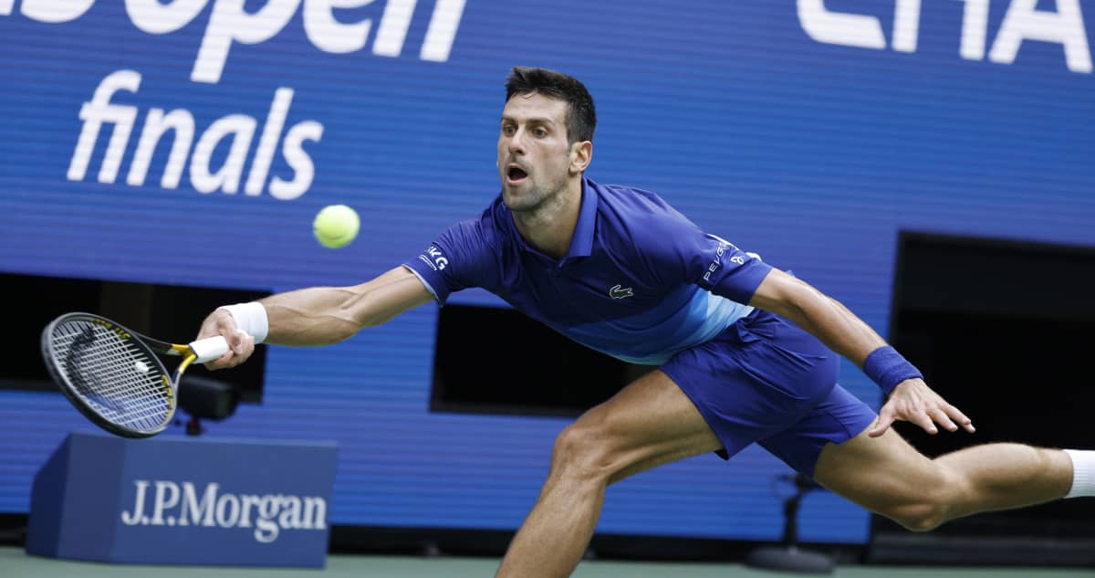 Tennispelaaja Novak Djokovic lyö palloa.