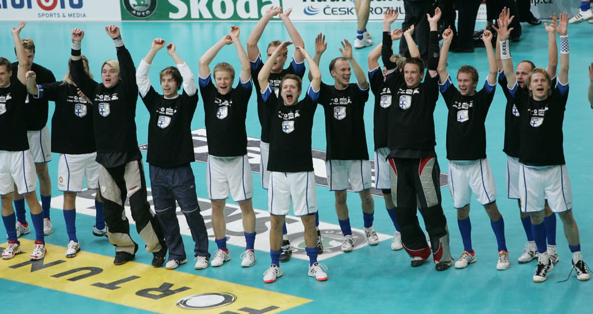 Suomen salibandymaajoukkue Prahan MM-kisoissa 2008. Ensimmäinen kulta Suomeen.