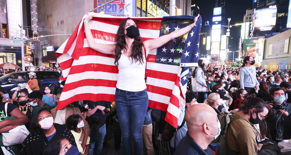 Juhlivia ihmisiä Times Squarella, New Yorkissa.