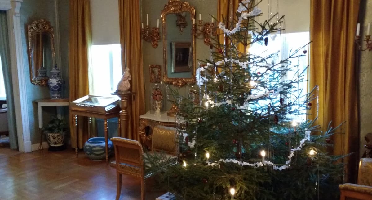 Ett hem -museon saliin on koristeltu joulukuusi.