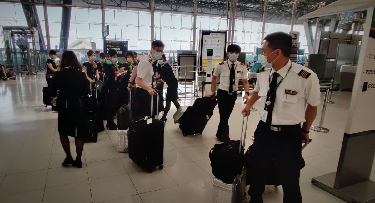 Taiwanilaisen EVA-lentoyhtiön miehistöä Bangkokin lentokentällä koronaviruskriisin aikaan maaliskuussa 2020.
